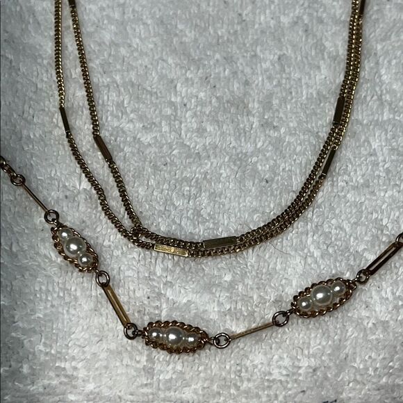 Elegant Gold Necklace with Pearl Accents - Picture 2 of 2